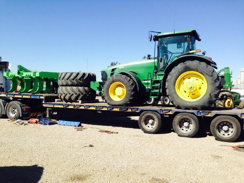 John Deere 8530 loaded on the Riptill lowbed trailer with implements