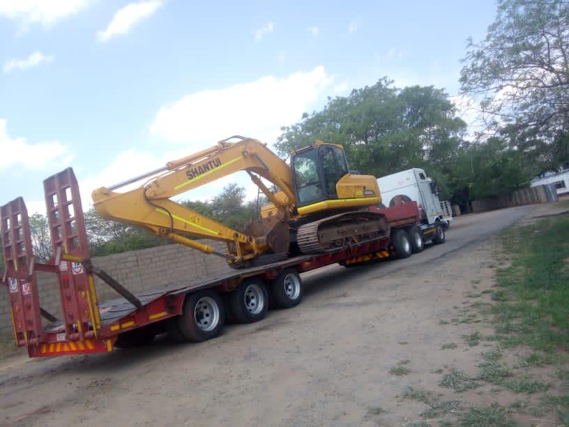 Riptill lowbed trailer loaded with a Shantui excavator behind the Shacman X3000 horse truck