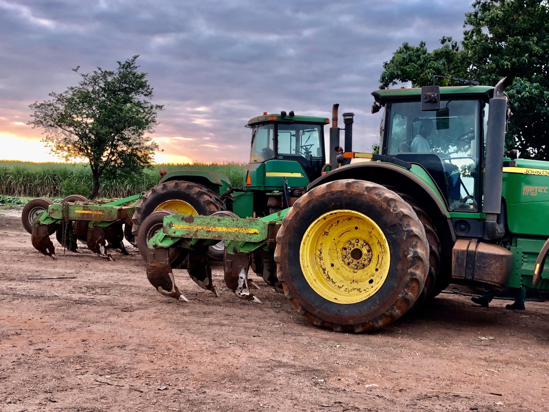 Riptill John Deere 9400 with a heavy disc harrow at sunset